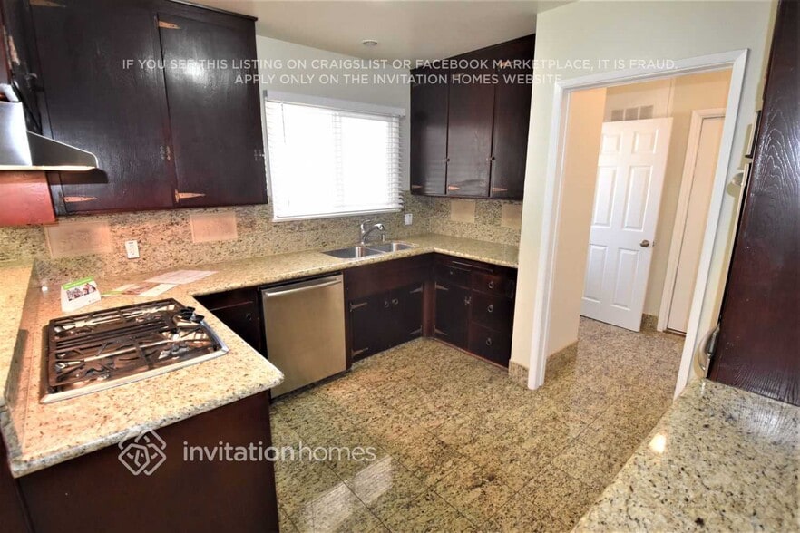 Building Photo - 10609 S 7th Ave