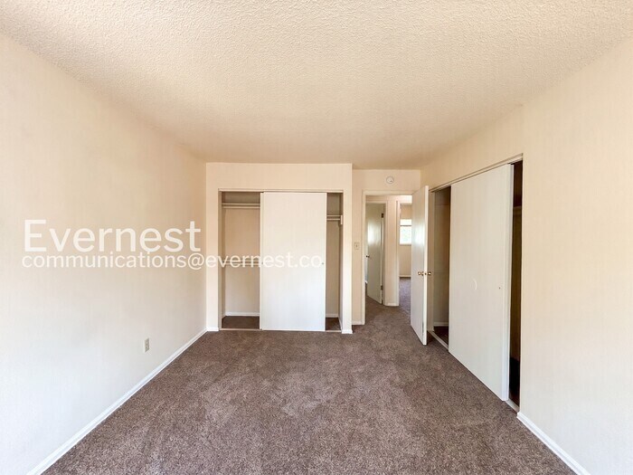 Building Photo - 2702 Dickens Dr
