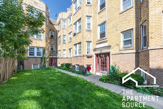 Building Photo - 6214 N Mozart St