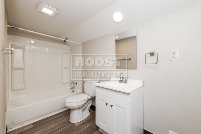 Building Photo - Three Bedroom Two Bath Single Family Home!