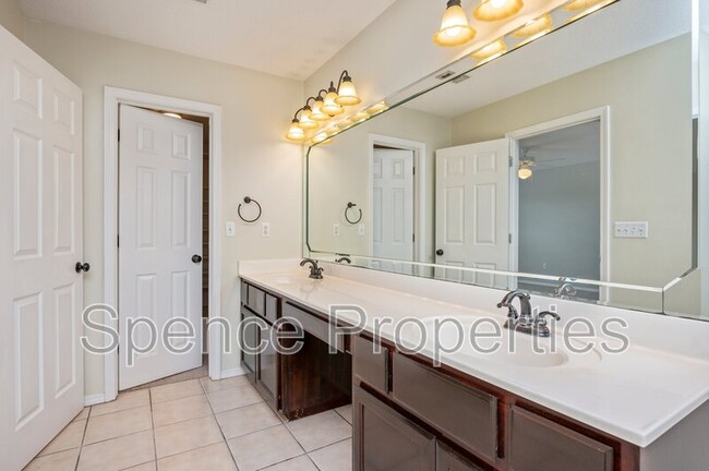 Building Photo - 809 Travis Ct