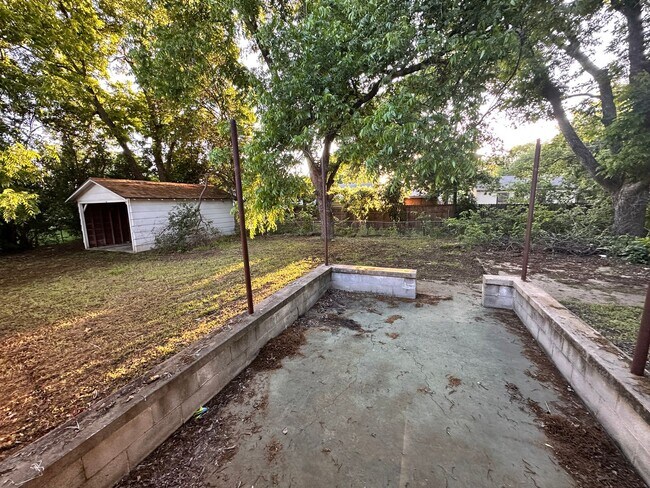 Building Photo - 3 bed/2bath with W/D connections and 2 garages