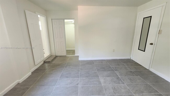 Building Photo - 9740 Colonial Dr