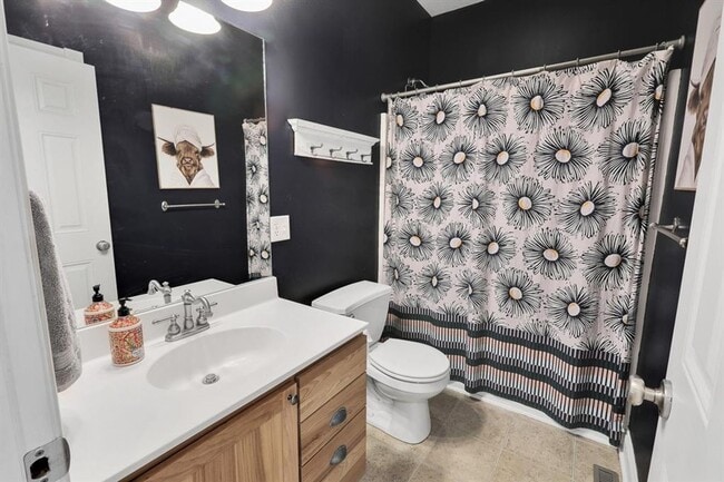 Building Photo - Spacious 5-Bedroom Retreat for Rent – Priv...