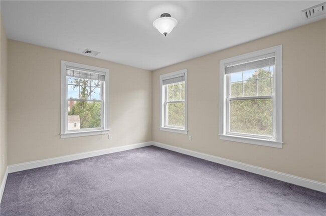 Building Photo - 20 Vanderbilt Ln