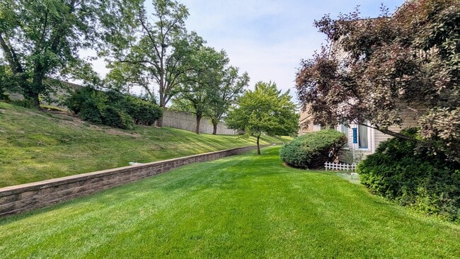 Building Photo - 1880 Fox Run Dr