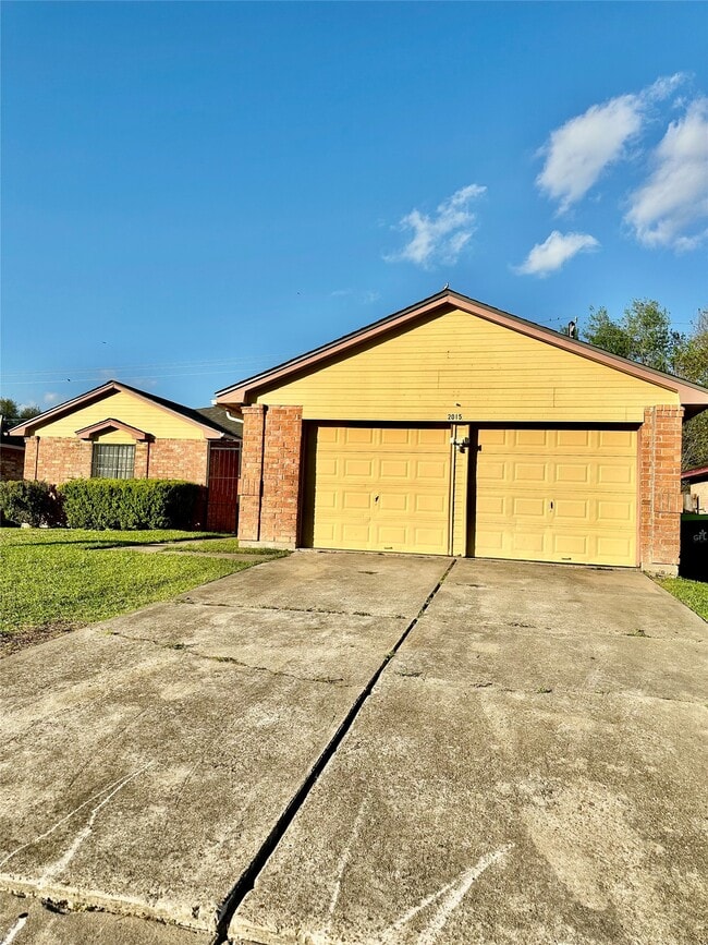 Building Photo - 2015 Lazy Ln