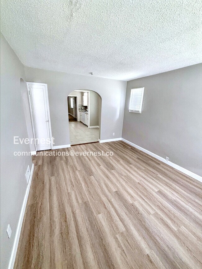 Building Photo - Updated 3 Bedroom Home in St Louis / Pet F...