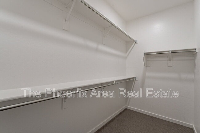 Building Photo - 901 S Smith Rd