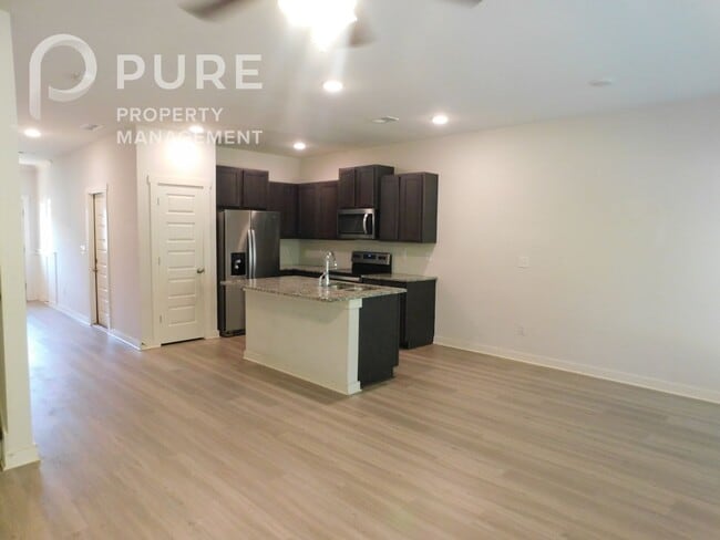 Building Photo - 672 The Heights Ln