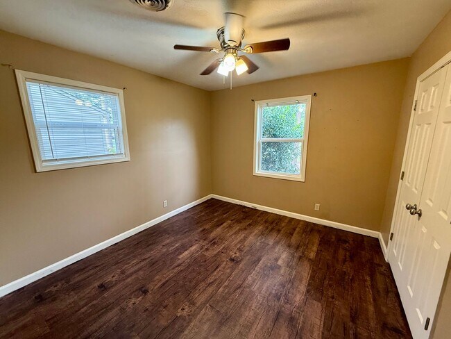 Building Photo - 2310 Fairfield Dr