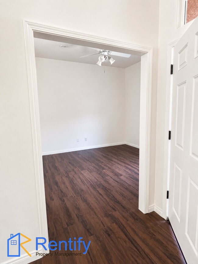 Building Photo - 4 bed, 2.5 bath home in NW Bakersfield - Gardener included