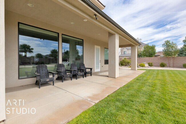 Building Photo - Gorgeous 5 bed 4 bath with AWESOME BACK YA...