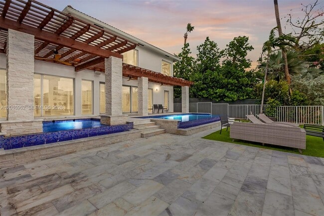 Building Photo - 9380 Bay Dr