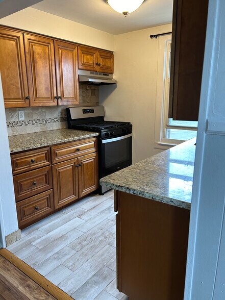 Building Photo - 16 Willow Ave