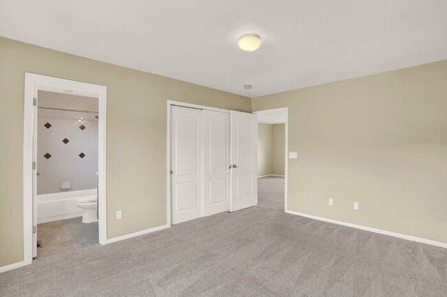 Building Photo - Low-Maintenance Northgate Home with Loft, Fireplace, and Mountain Views