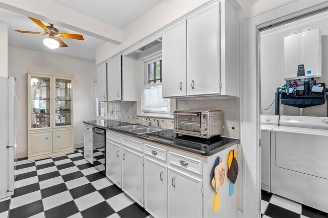 Building Photo - 205 W 32nd St