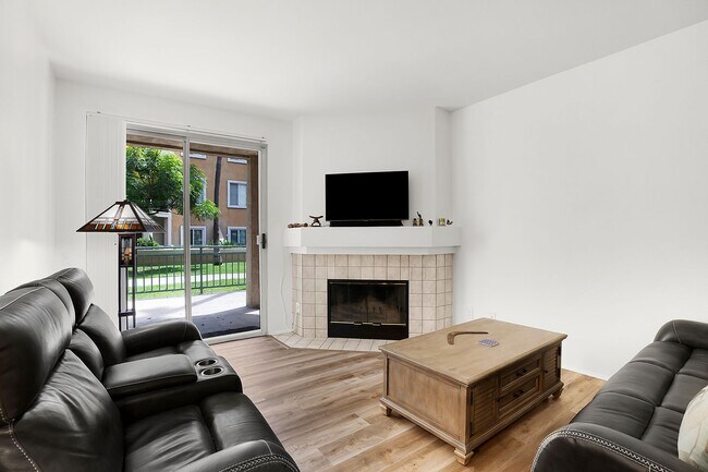Building Photo - Stylish Furnished 2BR/2BA Condo with Resor...