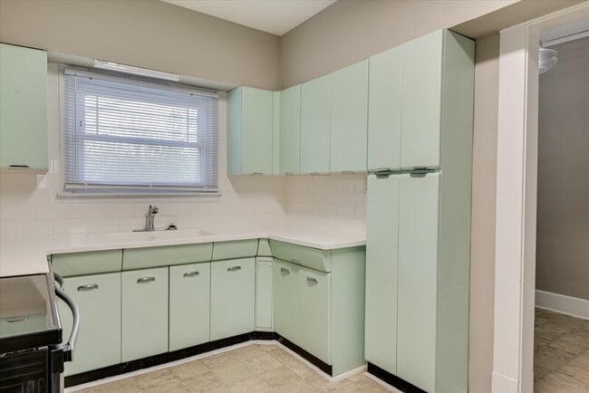 Building Photo - 933 Russell St