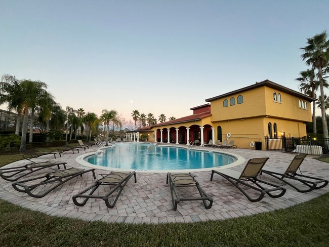 Building Photo - Stunning 4 bedroom 4 bath home with every ...