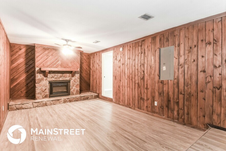 Building Photo - 2091 Luana Dr E