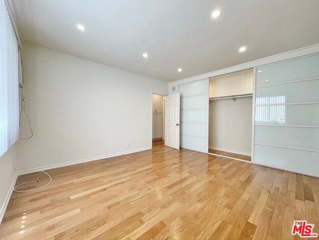 Building Photo - 929 N San Vicente Blvd