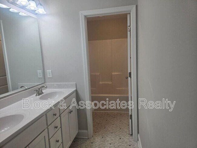 Building Photo - 5553 Marblehead Dr