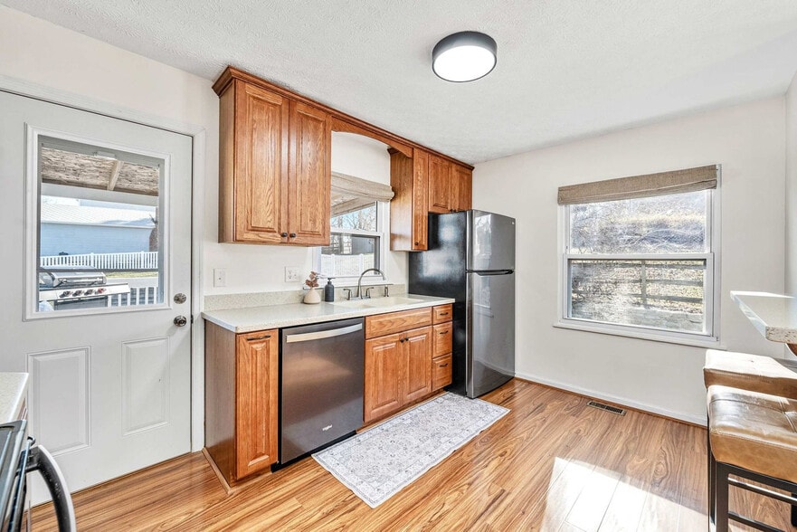 Building Photo - 3491 Danbury Rd