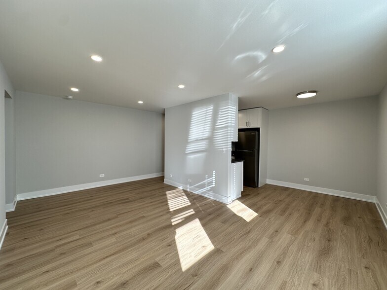 Building Photo - 535 W Aldine Ave