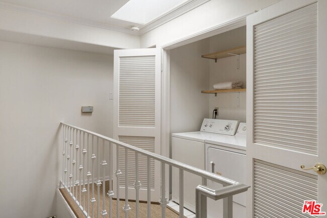 Building Photo - 4003 Sunset Dr