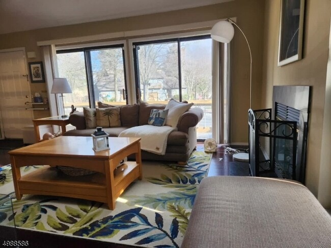 Building Photo - 64 Sycamore Ct