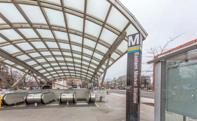 Building Photo - Bright, modern Capitol Hill 1 bed/1 bath condo with private outdoor space and secured parking