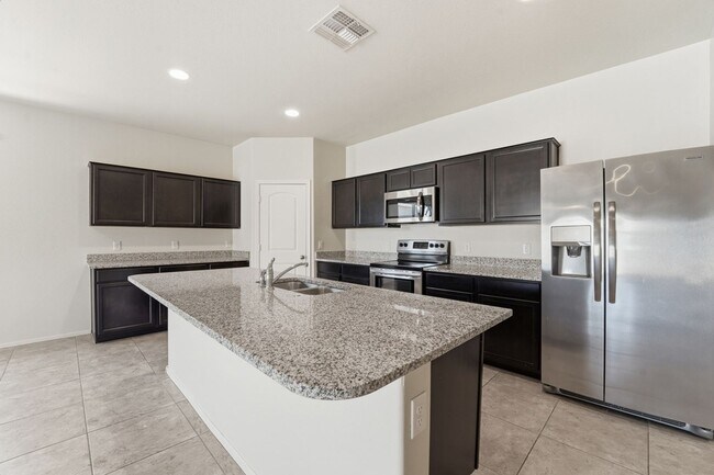 Building Photo - Stylish 3BR Home with Granite Counters + Community Parks & Splash Pads