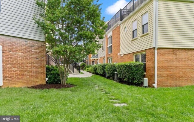 Building Photo - 122 N Bedford St