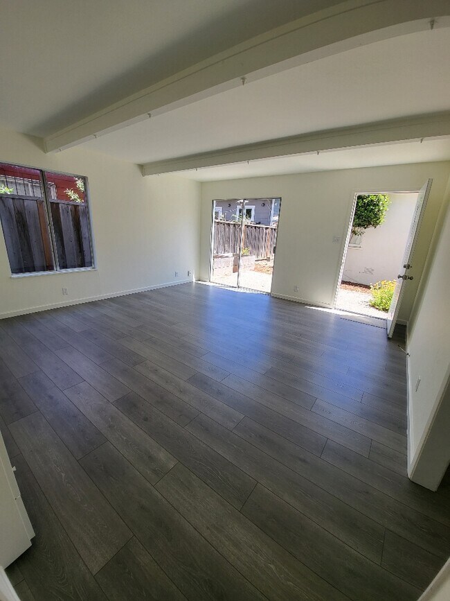 Building Photo - 2325 Russell St