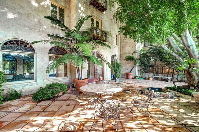 Building Photo - 109 N Sycamore Ave