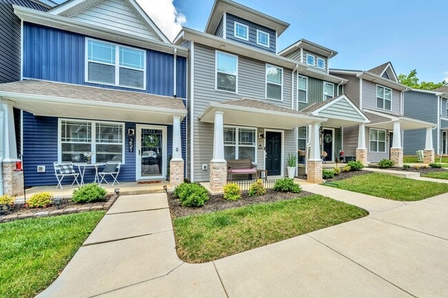 Building Photo - 253 Woodland Vly Ln