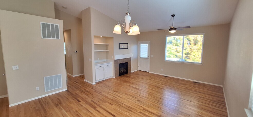 Building Photo - 3645 Desert Ridge Cir