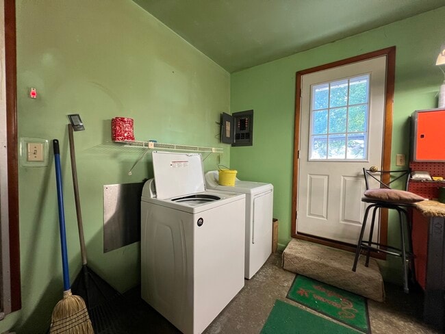 Building Photo - 809 Greenfield Dr