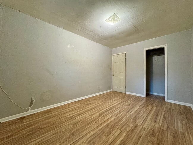 Building Photo - 708 W 47th St