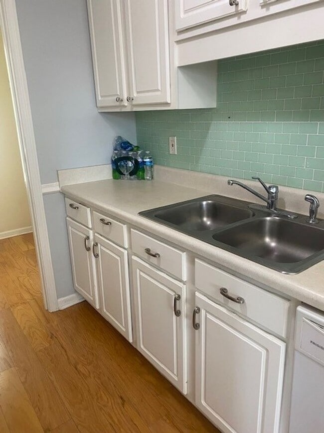 Building Photo - Welcome to this charming 3 bedroom, 2 bath...