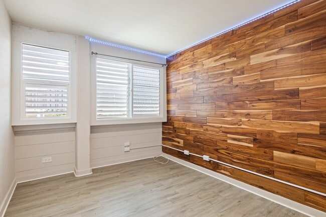 Building Photo - 2 Bed / 1 Bath 1 Parking , Community Pool , Electricity, Water, Sewer & Gas Included, Secured Bui...