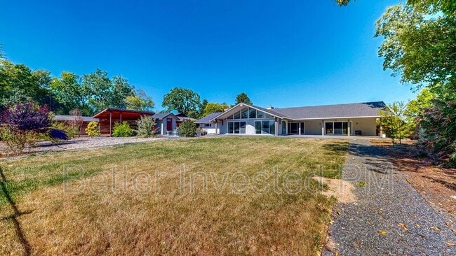 Building Photo - 475 Country Club Dr