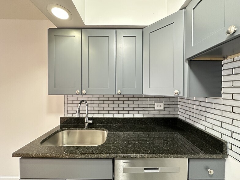 Building Photo - 6830 N Sheridan Rd