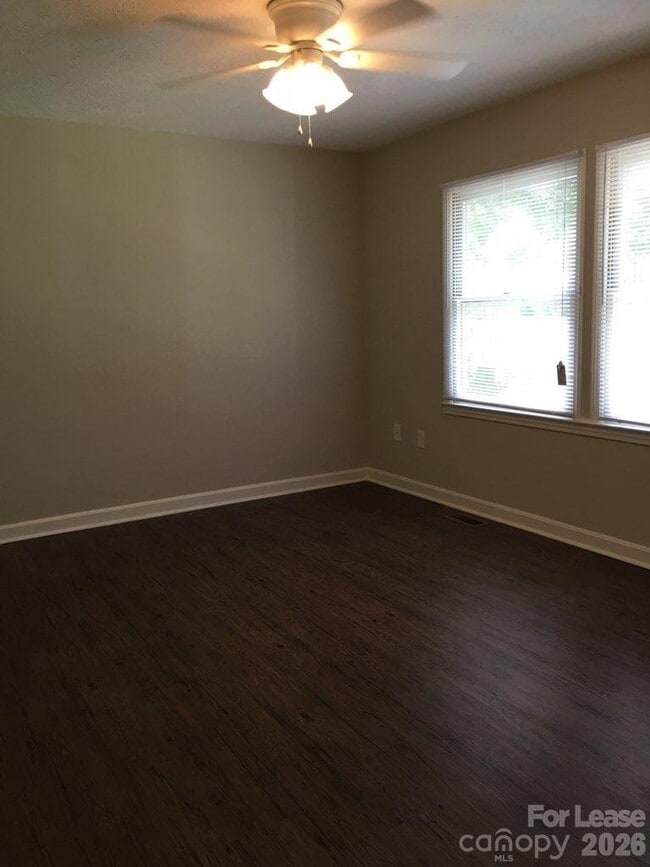 Building Photo - 311 Hillcrest Dr