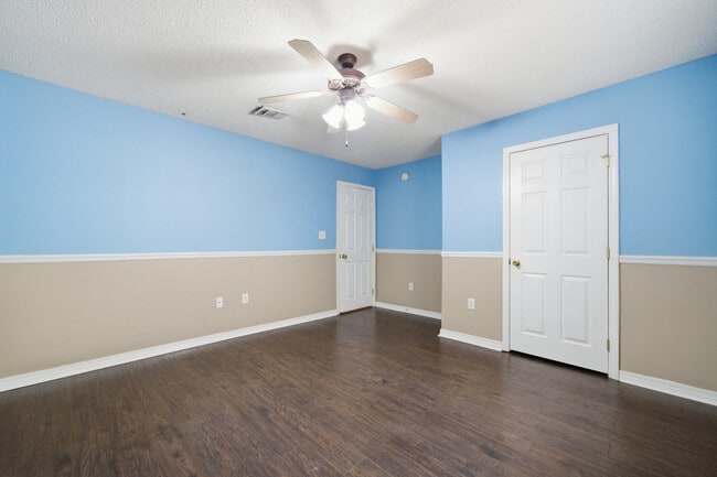 Building Photo - 2490 Pepper Dr