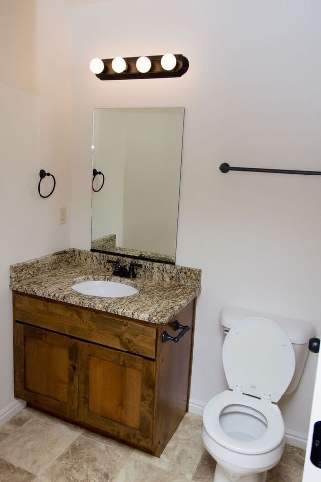 Building Photo - 3 bed, 2.5 bath town house