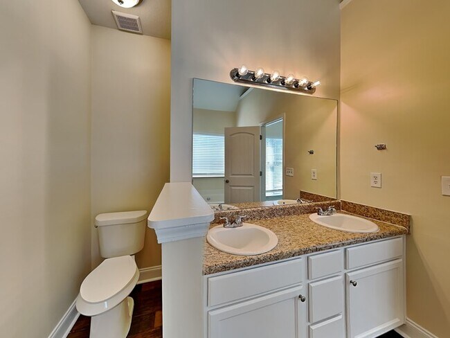 Building Photo - Beautiful 6 Bedroom Home located in Hampton!