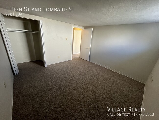 Building Photo - Huge 2-Bed apartment with washer/dryer hoo...