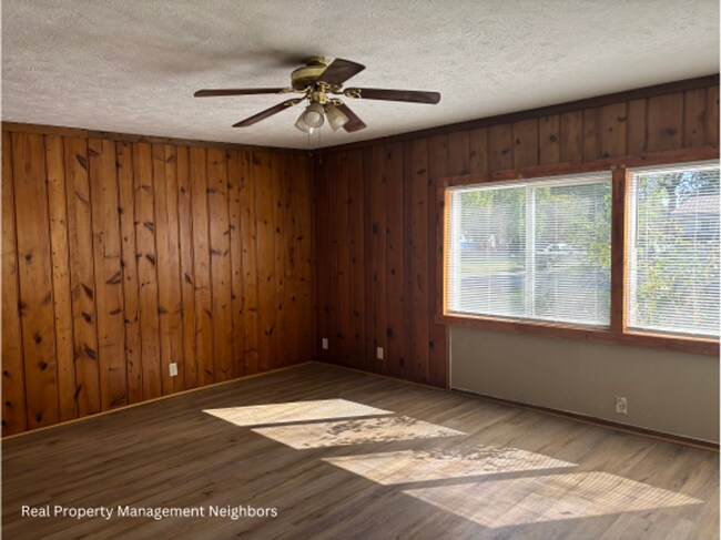 Building Photo - Large and Sunny 3 Bed 1 Bath Home Availabl...